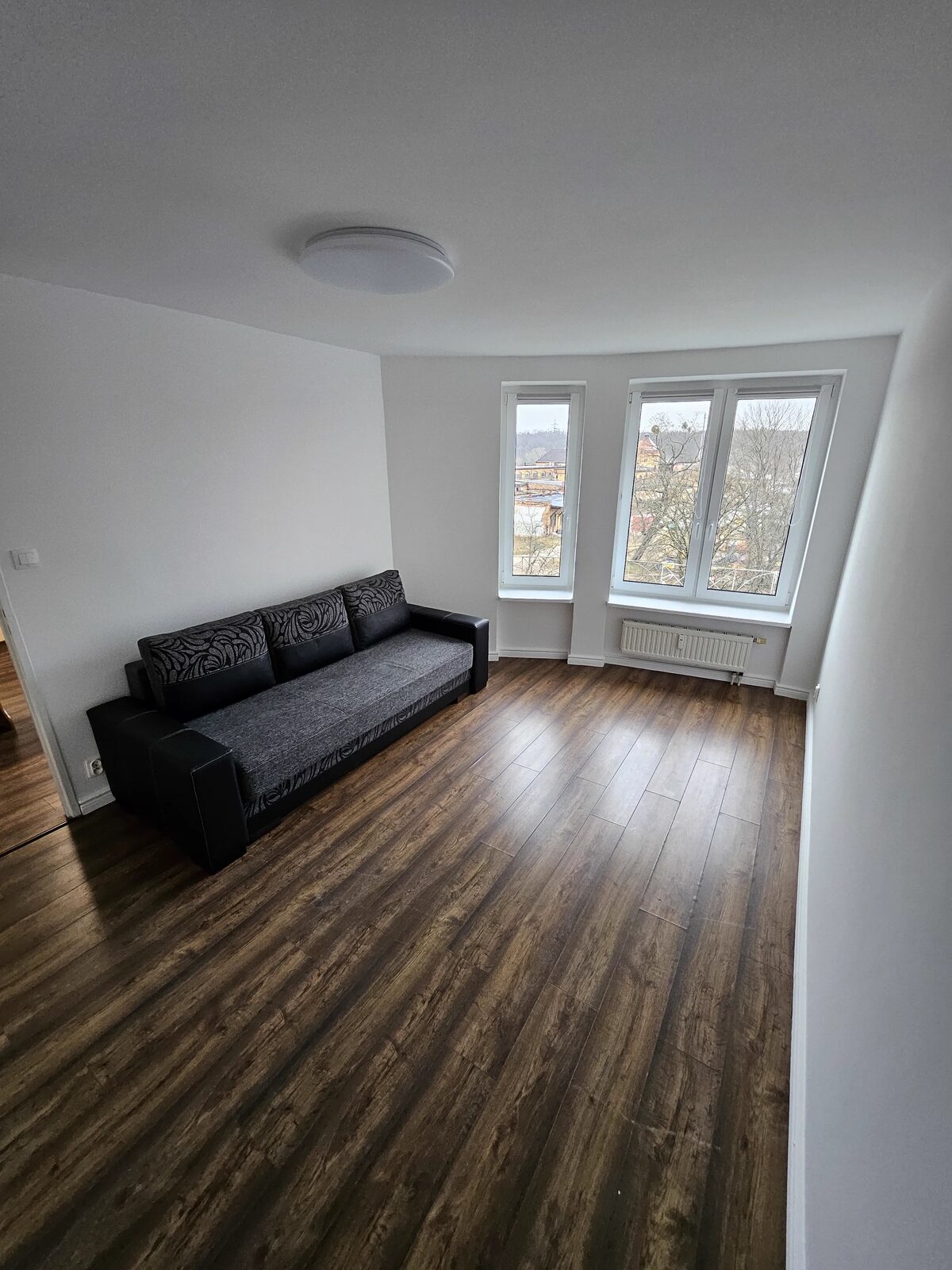 Sypialnia – widok na okna