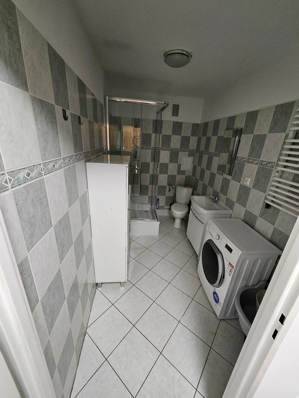 Łazienka – pralka i WC